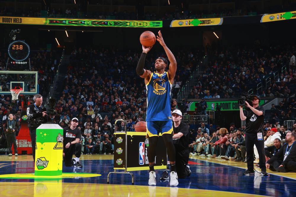 中场球员打 中场球员打